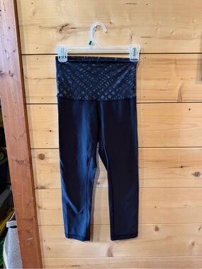 Black Capri Leggings with Subtle Heart Pattern